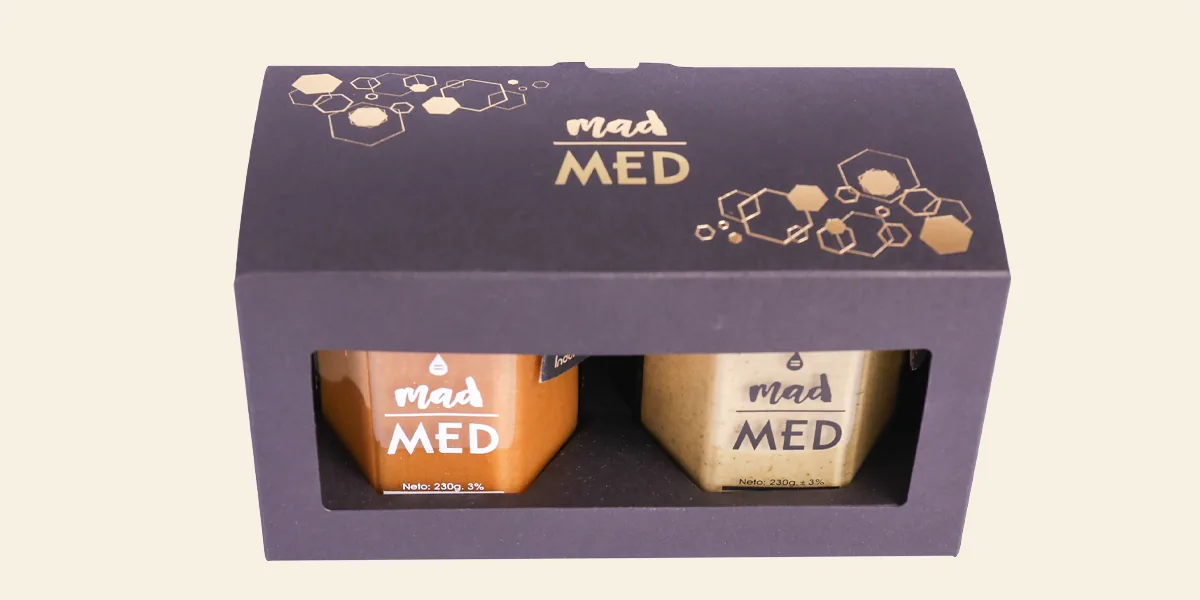 MadMed poklon kutija sa dve tegle meda od 230 grama i heksagonalnim šarama