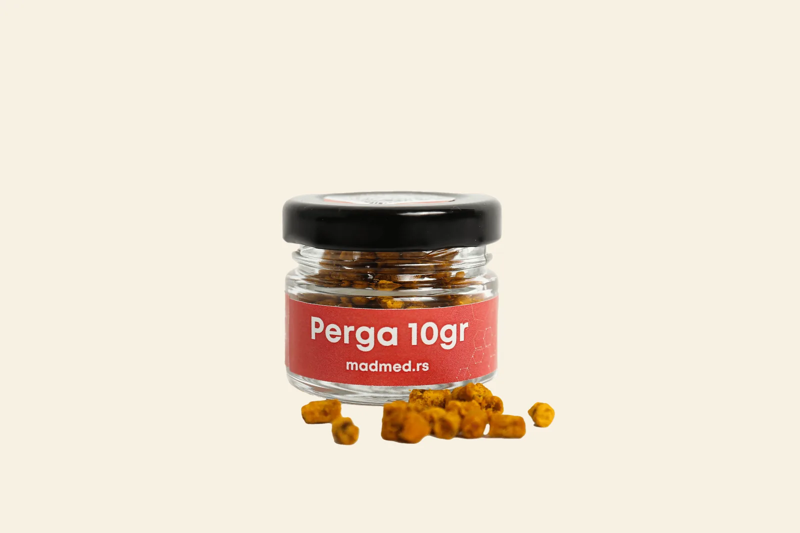 Teglica perge od 10 grama sa crvenom etiketom, zrna prosuta ispred nje