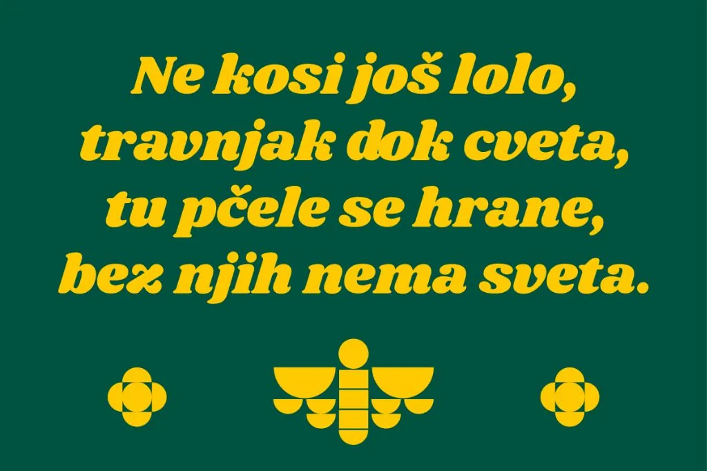 Plakat akcije Ne kosi: žuti stihovi na zelenoj podlozi i znak pčele ispod njih