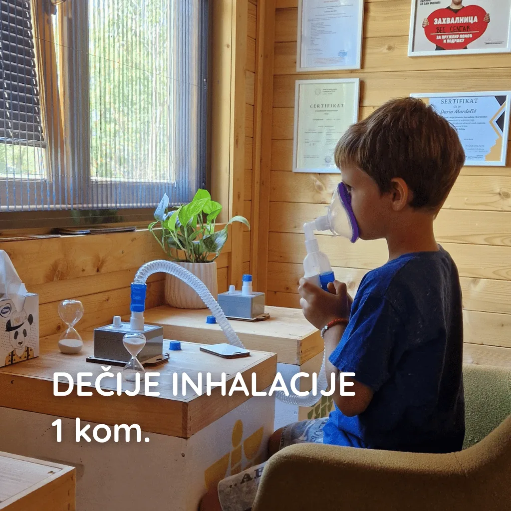 Dečak sa maskom na inhalaciji u api komori, sa natpisom Dečije inhalacije